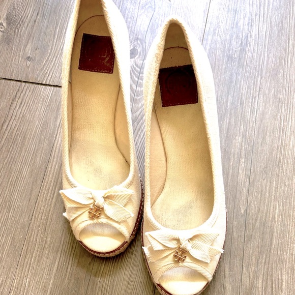 Tory Burch white canvas Jackie wedge, 7.5 EUC $140 - Picture 2 of 4